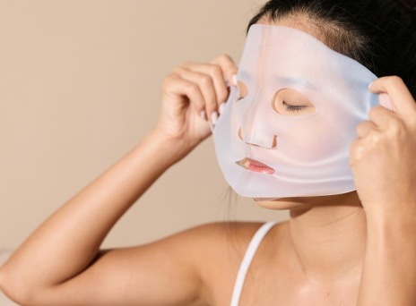 κοπέλα που βάζει μάσκα