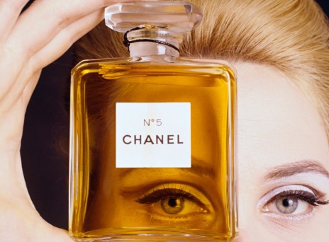 κοπέλα με άρωμα chanel no5