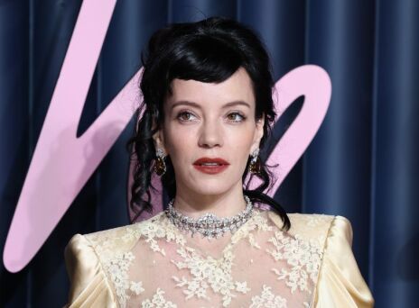 Λίλι Άλεν: Η τραγουδίστρια κυκλοφορεί USB σε σχήμα «παιχνιδιού» ως αναφορά στους στίχους του νέου της άλμπουμ West End Girl - Οι αντιδράσεις των θαυμαστών