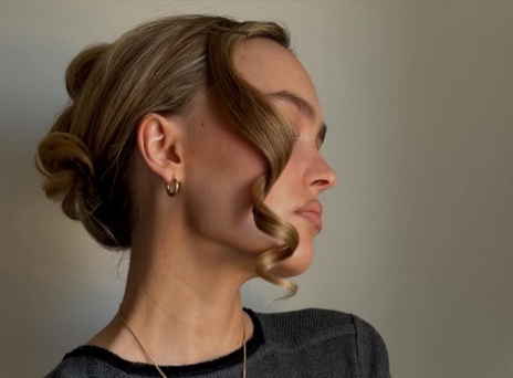 Milk Tea Hair: Αυτή είναι η απόχρωση μαλλιών που δείχνει το πρόσωπο