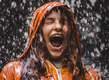 5 τρόποι να τονώσετε τη διάθεσή σας μια βροχερή μέρα