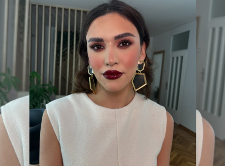 Burgundy Beauty: Πώς να πετύχεις το πιο viral και ζεστό μακιγιάζ του χειμώνα