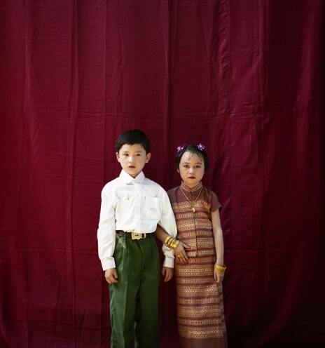 Δύο συμμαθητές και φίλοι φωτογραφίζονται την τελευταία μέρα του σχολείου πριν τις καλοκαιρινές διακοπές, στην πόλη Monywa το 2006