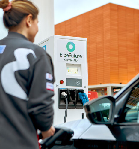 Γυναίκα βάζει βενζίνη σε αυτοκίνητο