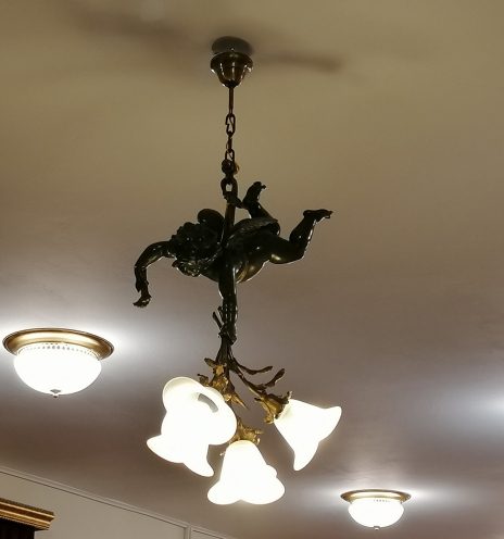 Ο θεός Έρωτας, φωτιστικό από μαντέμι, βάρους 45 κιλών