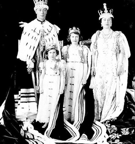 Οικογενειακή φωτογραφία από τη Στέψη του Βασιλιά Γεωργίου VI. Δίπλα του η σύζυγός του Βασίλισσα Ελισάβετ και οι κόρες τους Πριγκίπισσα Ελισάβετ ΙΙ και πριγκίπισσα Μαργαρίτα