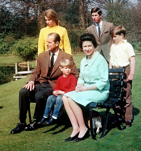 Η βασίλισσα Ελισάβετ II με το Δούκα του Εδιμβούργου Φιλίπ, την πριγκίπισσα Άννα, τον πρίγκιπα Κάρολο, τον πρίγκιπα Ανδρέα και τον πρίγκιπα Εδουάρδο, 1968