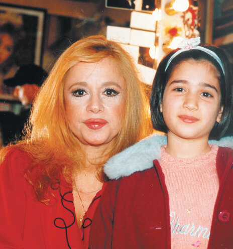 Η Αλίκη Βουγιουκλάκη με τη μικρή Άννα