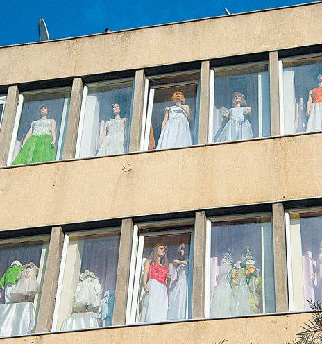 Τα παράθυρα της βιοτεχνίας ρούχων Kαλαϊτζή, στον τρίτο και τέταρτο όροφο του κτιρίου που τη στεγάζει, στην πλατεία Hρώων, στου Ψυρρή. 