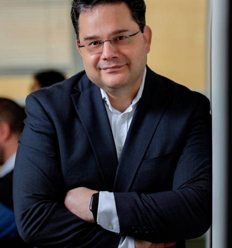 Ο διεθνής φωτογράφος, Γιάννης Λάριος, μιλάει στην Athens Voice για τη σχέση του ανθρώπου με την τεχνολογία και τη φύση