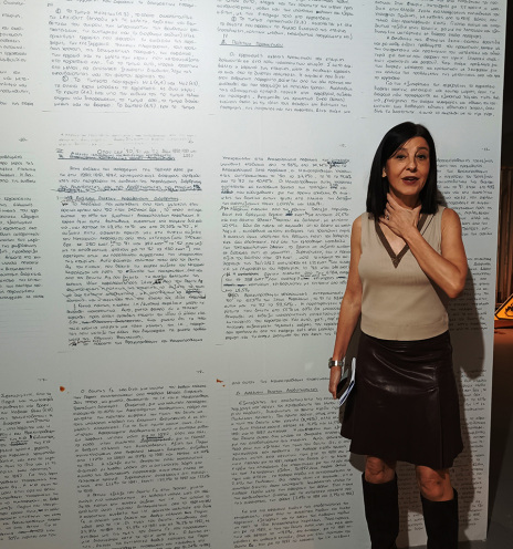 Η Ντένη Θεοχαράκη μπροστά στην τυπωμένη εργασία της στη Διοίκηση Επιχειρήσεων, με θέμα την Επιχείρηση ΤΕΟΚΑΡ ΑΒΕΕ