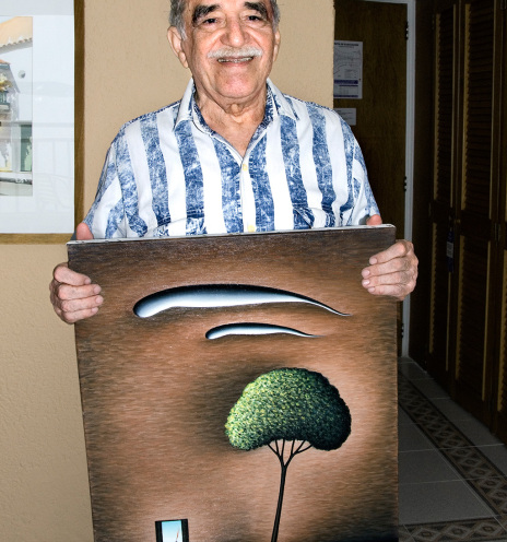 Ο Γκάμπριελ Γκαρσία Μάρκες κρατάει πίνακα του Δημήτρη Γέρου