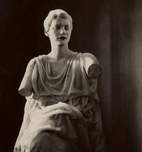 Άγαλμα της Λι Μίλερ στην ταινία του Ζαν Κοκτώ, «Το αίμα του ποιητή»