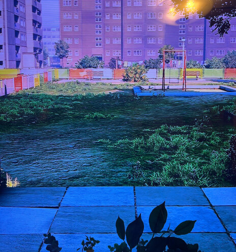 Η καθημερινότητα πίσω από το Σιδηρούν Παραπέτασμα: η θέα από το παράθυρο ενός διαμερίσματος στην DDR, με τις τυποποιημένες πολυκατοικίες και τις λιτές παιδικές χαρές