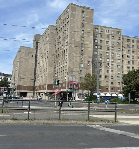 Στο Mitte, δίπλα στην Alexanderplatz, υψώνονται ακόμη οι Plattenbauten∙ οι γκρίζες πολυκατοικίες που κάποτε συμβόλιζαν τη μαζική στέγαση της DDR