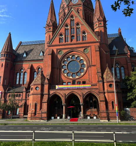 H Heilig-Kreuz Kirche με τη σημαία της LGBTQ+ κοινότητας