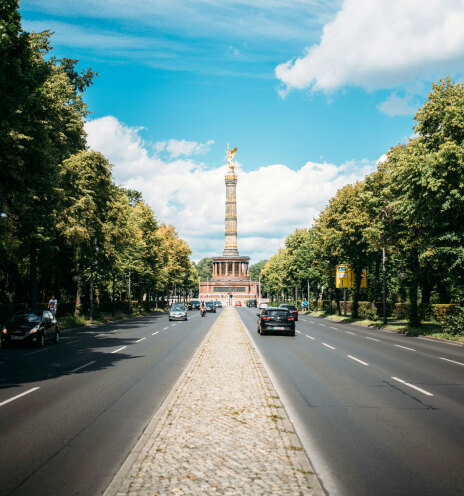 Η Straße des 17. Juni, ο μακρύς δρόμος που διασχίζει το Τιεργκάρτεν. Aπό την Πύλη του Βρανδεμβούργου ως το Charlottenburg, κάποτε η «γραμμή ζωής» του Δυτικού Βερολίνου