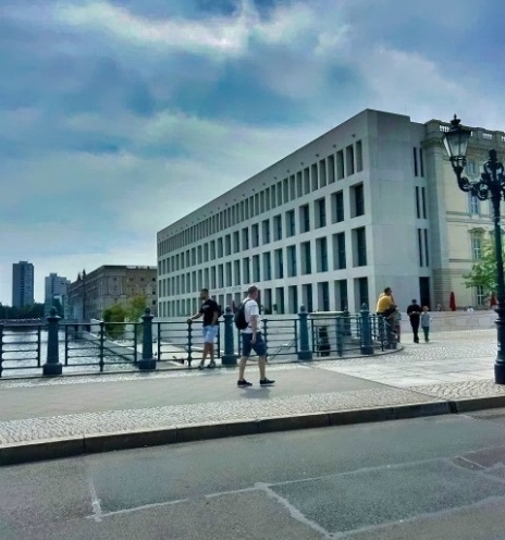 Το Humboldt Forum δίπλα στον Σπρέε, με τις τρεις του όψεις μπαρόκ και τη μία μοντέρνα, ενώνει την ιστορική μνήμη με το παρόν 