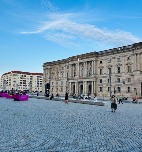 Το Humboldt Forum δίπλα στον Σπρέε, με τις τρεις του όψεις μπαρόκ και τη μία μοντέρνα, ενώνει την ιστορική μνήμη με το παρόν © Δήμητρα Γκρους