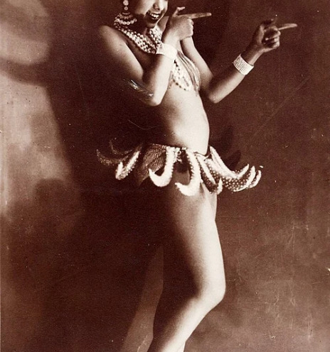 Τζόζεφιν Μπέικερ 1927, φορώντας το θρυλικό banana costume με τα μαργαριτάρια  στο λαιμό και τη φούστα με τις 16 λαστιχένιες μπανάνες