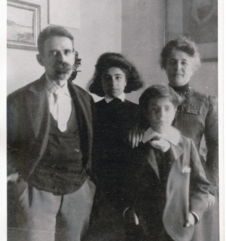 Το ζεύγος Παλαμά μετά των τέκνων τους (αρχές του 1900)