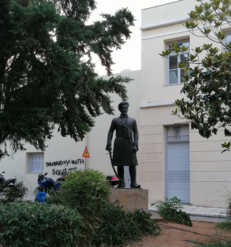 Το άγαλμα του Στρατηγού Ι. Μακρυγιάννη στην γωνία Δ. Αρεοπαγίτου & Βύρωνος