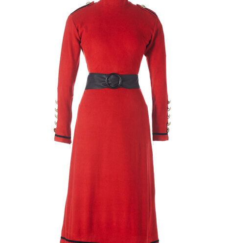 Το εμβληματικό κόκκινο φόρεμα (δημιουργία της Θεώνης Όλντριτζ), σήμα-κατατεθέν της παρουσίας της Μελίνας Μερκούρη σε αντιδικτατορικές συγκεντρώσεις