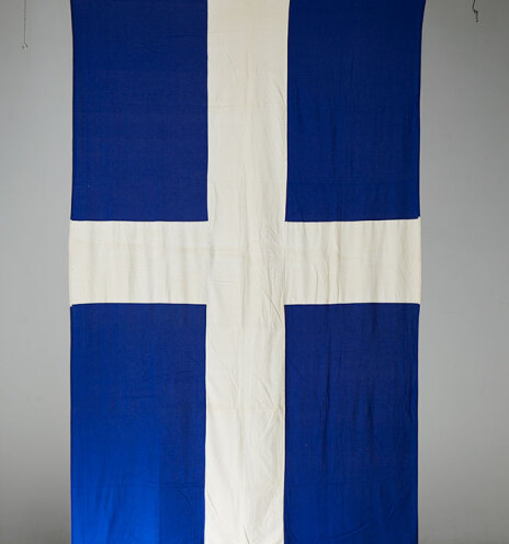 Η ελληνική σημαία με την οποία είχε τυλιχθεί το φέρετρο της Μελίνας Μερκούρη