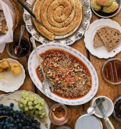 Το ικαριώτικο τραπέζι συνοδεύει πάντα κρασί από τοπικές ποικιλίες