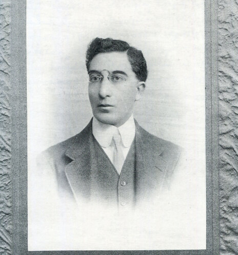 Φωτογραφία του Καβάφη, αχρονολόγητη. Η τελευταία του εμφάνιση ως «νέου», η πρώτη χωρίς μουστάκι. 