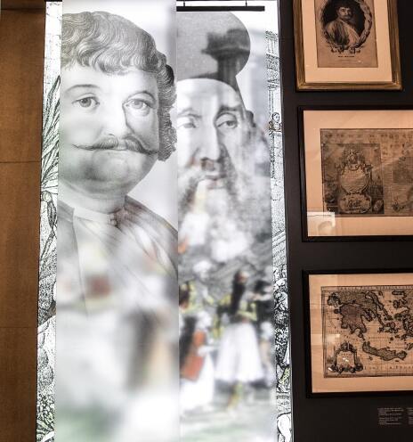 Έκθεση για το 1821 στη Βουλή: Στην αίθουσα του Περιστυλίου, μεγάλα πανό με τις κυρίαρχες φιγούρες του Διαφωτισμού: τον Ρήγα, τον Κοραή, τον Ευγένιο Βούλγαρη και τον Νεόφυτο Δούκα.