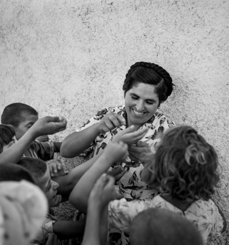 Σαντορίνη. Μετά από μία βάπτιση, μοιράζονται μπομπονιέρες στους παρευρισκομένους. ©Robert McCabe