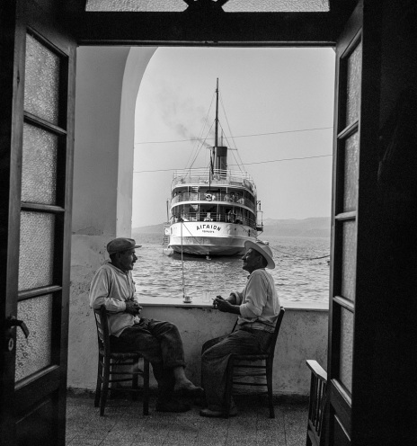 Σαντορίνη. Το «Αιγαίον» δεμένο στον Γιαλό. Στα αριστερά, ο καπετάνιος Γιάννης «Τρίκουλης» Καφιέρης και στα δεξιά ο Μανώλης «Καστόρης», μουλαράς από το Κοντοχώρι ©Robert McCabe