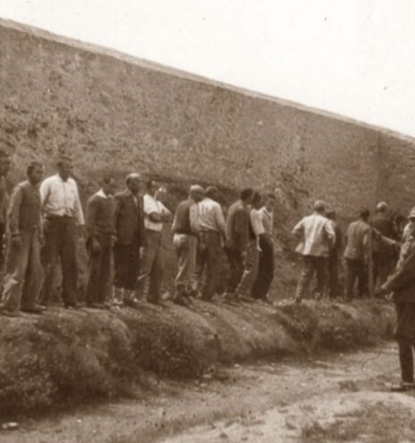 Φωτογραφία που φέρεται να απεικονίζει την εκτέλεση 200 Ελλήνων αντιστασιακών στο Σκοπευτήριο της Καισαριανής το 1944