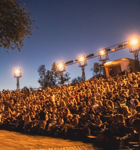 Φ hill Sessions 2026 στον λόφο Φιλοπάππου: συναυλίες, διεθνείς και Έλληνες καλλιτέχνες σε ένα καλοκαιρινό φεστιβάλ στην Αθήνα.