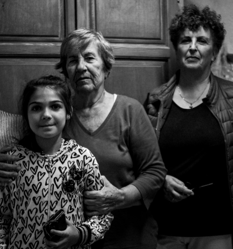 Ο φωτογράφος Τάκης Σπυρόπουλος μιλά για τις «Γενεές της Ίου», τη μνήμη, την κοινότητα και το μέλλον του νησιού.
