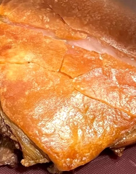 Λότζα στη Δέλλιου, Γουρουνοπούλα