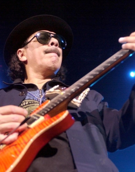 Ο κιθαρίστας Κάρλος Σαντάνα πάνω στη σκηνή