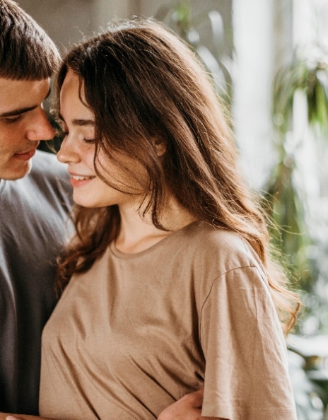 Lavender Marriage: Γιατί οι «γάμοι - βιτρίνα» γίνονται ξανά το καταφύγιο των νέων;