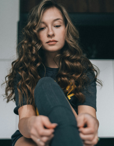 Οι Millennials ανακαλύπτουν ξανά τις κάλτσες συμπίεσης - και τις μετατρέπουν σε τάση