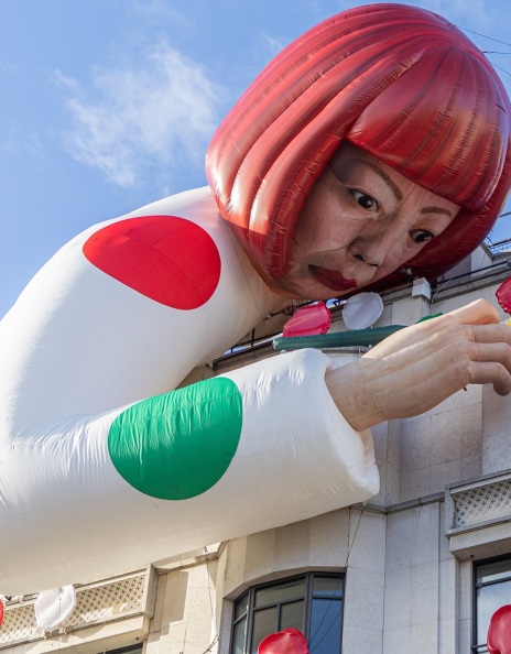 Ομοίωμα της Yayoi Kusama στην μπουτίκ του Louis Vuitton στο Παρίσι