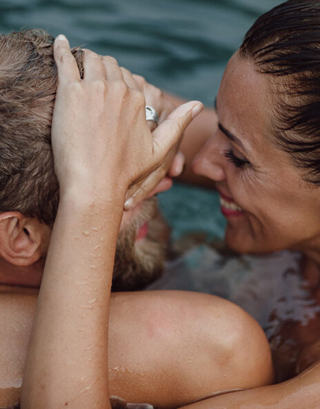 Άντρας και γυναίκα φλερτάρουν