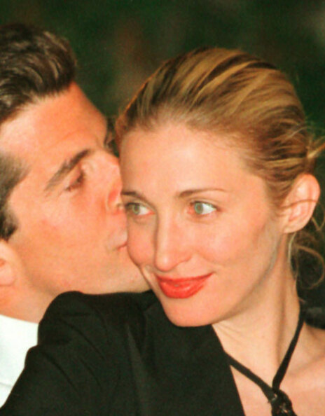 Ο Τζον Φ. Κένεντι Τζούνιορ και Καρολίν Μπεσέτ στο ετήσιο δείπνο των Ανταποκριτών του Λευκού Οίκου την 1η Μαΐου 1999, Ουάσινγκτον