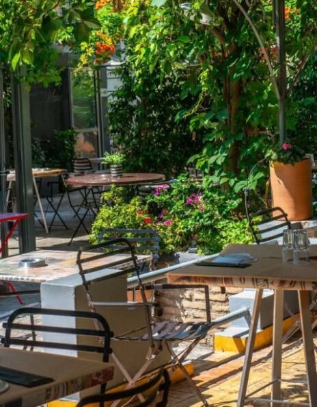 10 ανθισμένες αυλές στην Αθήνα για να πιάσεις τον Μάη