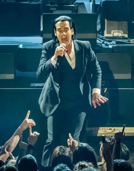 Νικ Κέιβ: Γιατί κάθε συναυλία του από τα 80s μέχρι σήμερα είναι διαφορετική