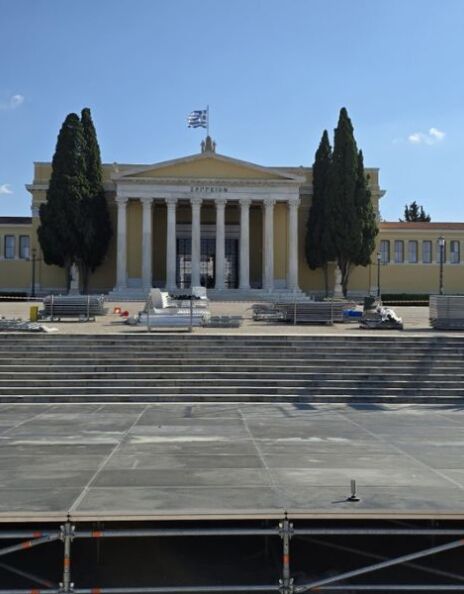 Το αμφιθέατρο στο Ζάππειο ξηλώνεται και το φεστιβάλ αναβάλλεται - Η επιτροπή μιλά για τεχνικά ζητήματα μετά τις αντιδράσεις.