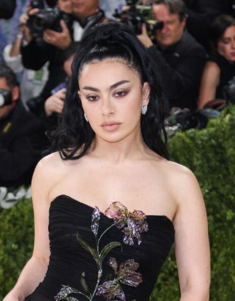 Charli XCX: Νέο δείγμα από το επερχόμενο άλμπουμ «Music, Fashion, Film» - Η ποπ σταρ αφήνει πίσω τον ήχο του «Brat» και ξαφνιάζει με τους στίχους της