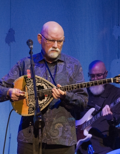 Οι Dead Can Dance επιστρέφουν με το «The Cicadas», ένα πλατωνικό μουσικό ταξίδι που ηχογραφήθηκε στην Επίδαυρο με Έλληνες καλλιτέχνες.