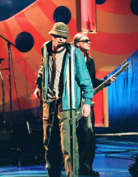 Οι New Radicals επιστρέφουν έπειτα από 28 χρόνια με το «One Night Only», νέο τους τραγούδι για τη ρομαντική κομεντί με Μπαρμπάρο και Τέρνερ.