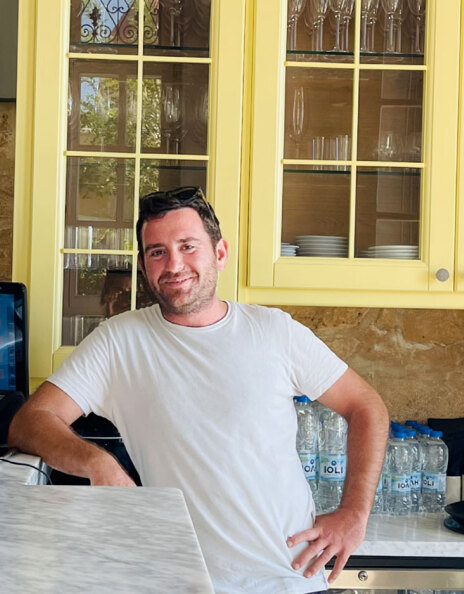 O σεφ Μάρκος Πολί στο εστιατόριό του «Παναγίτσα» στην Αίγινα